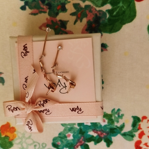 GUESS & Korean earings - Picture 4 of 5